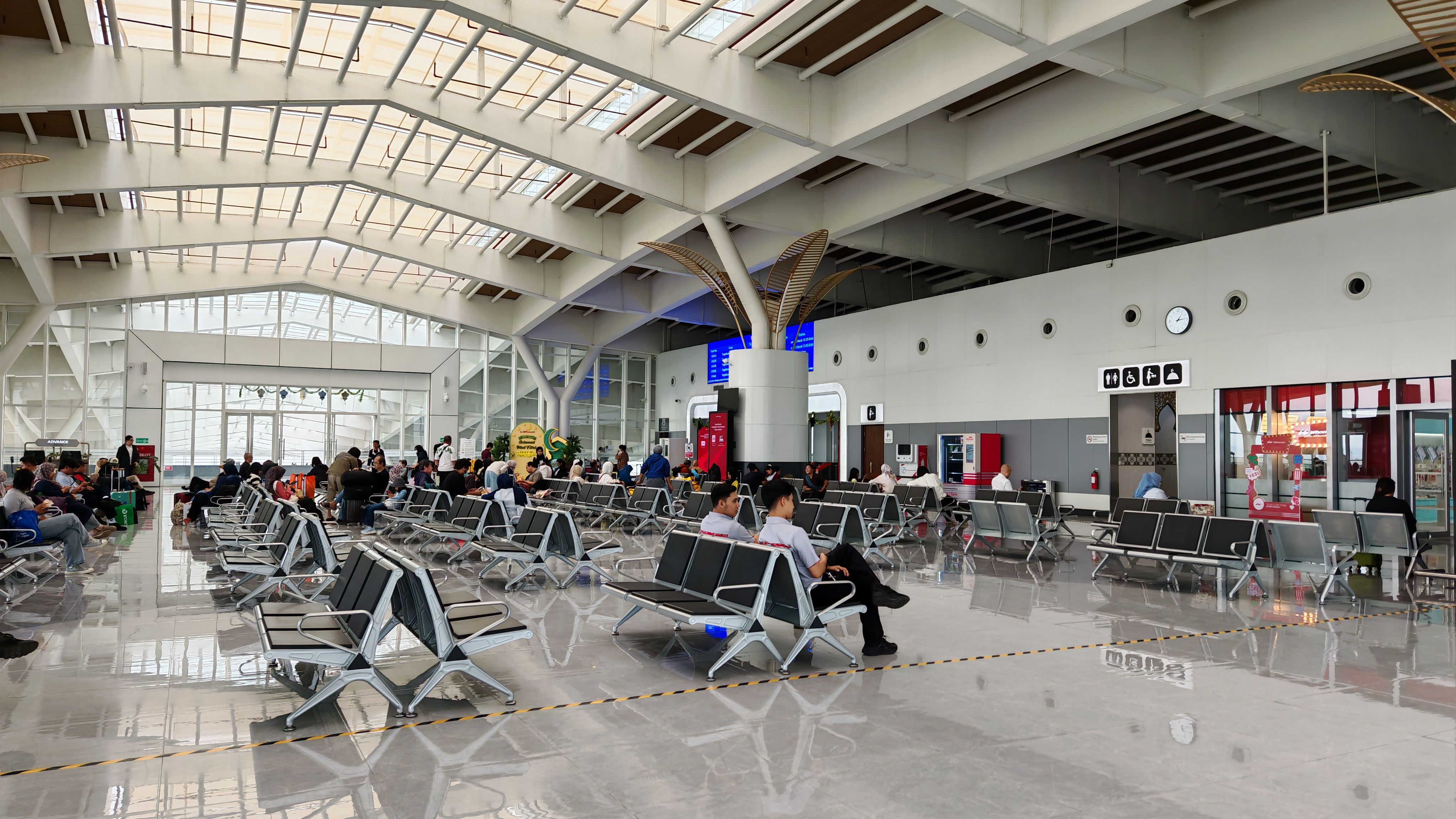 Interior de una moderna terminal de aeropuerto