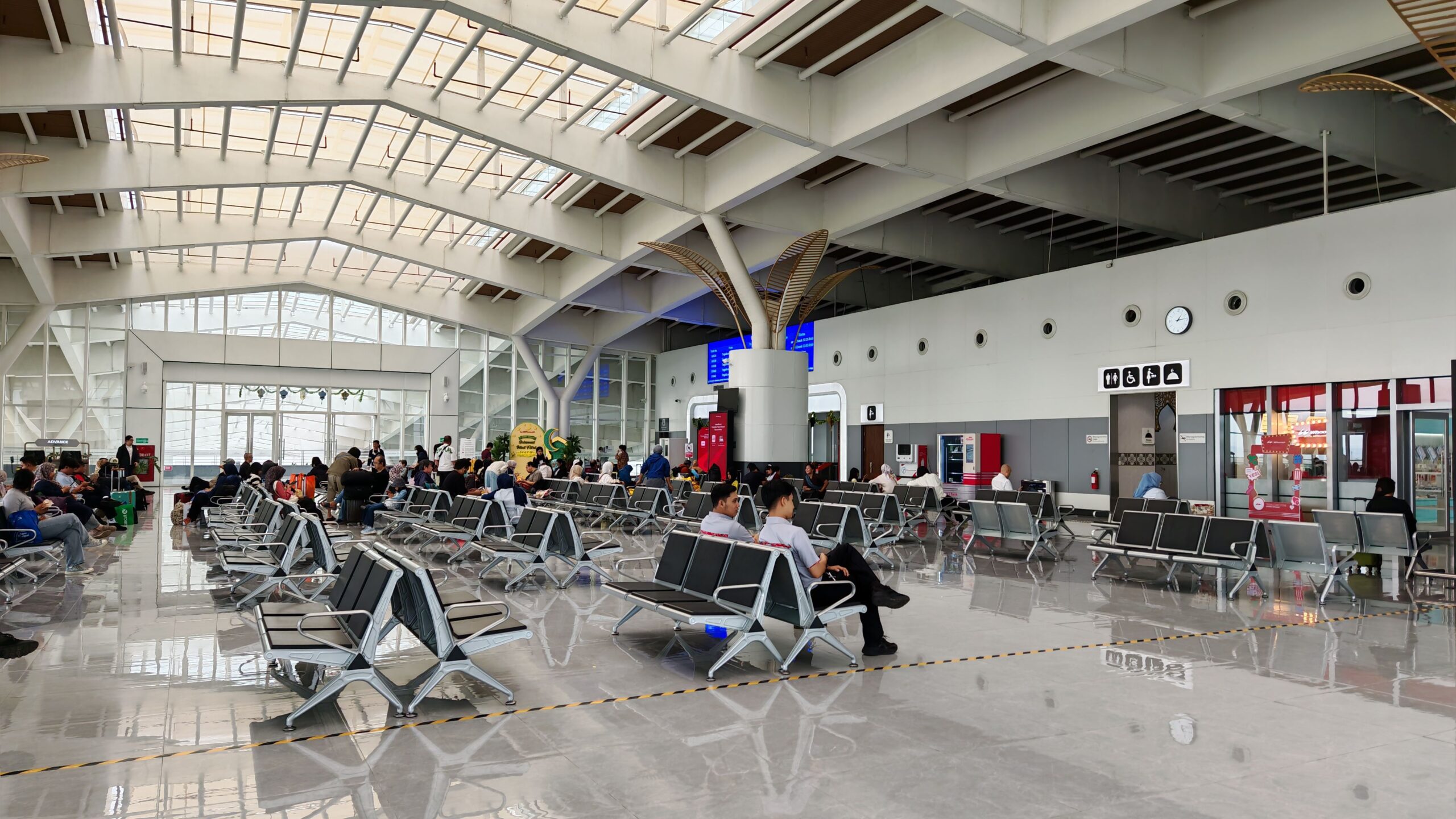 Aeropuerto de Kuala Lumpur (KLIA): guía práctica 2026 2 Avion despegando junto a la pista del aeropuerto de Kuala Lumpur