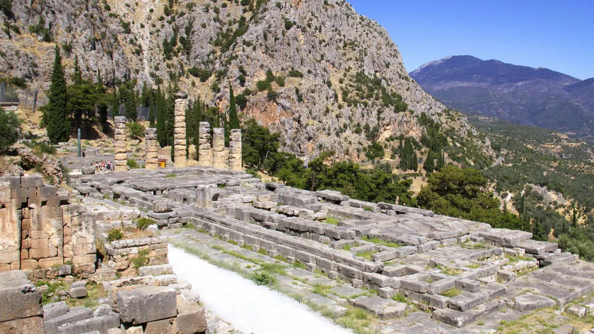 Ruinas del templo de Apolo en el yacimiento de Delfos, Grecia