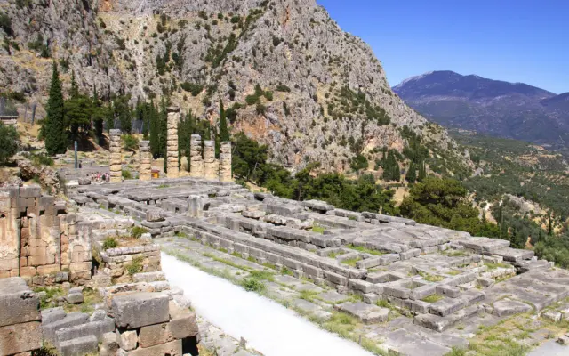 Ruinas del templo de Apolo en el yacimiento de Delfos, Grecia