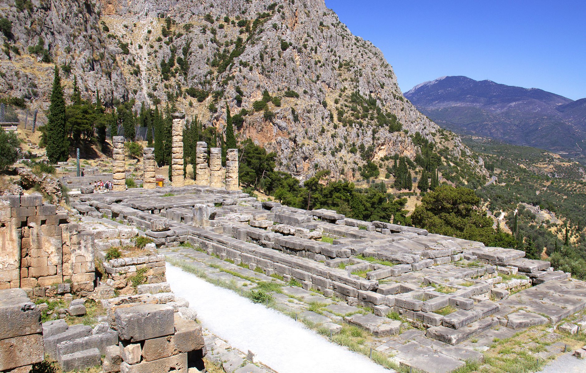 Ruinas del templo de Apolo en el yacimiento de Delfos, Grecia