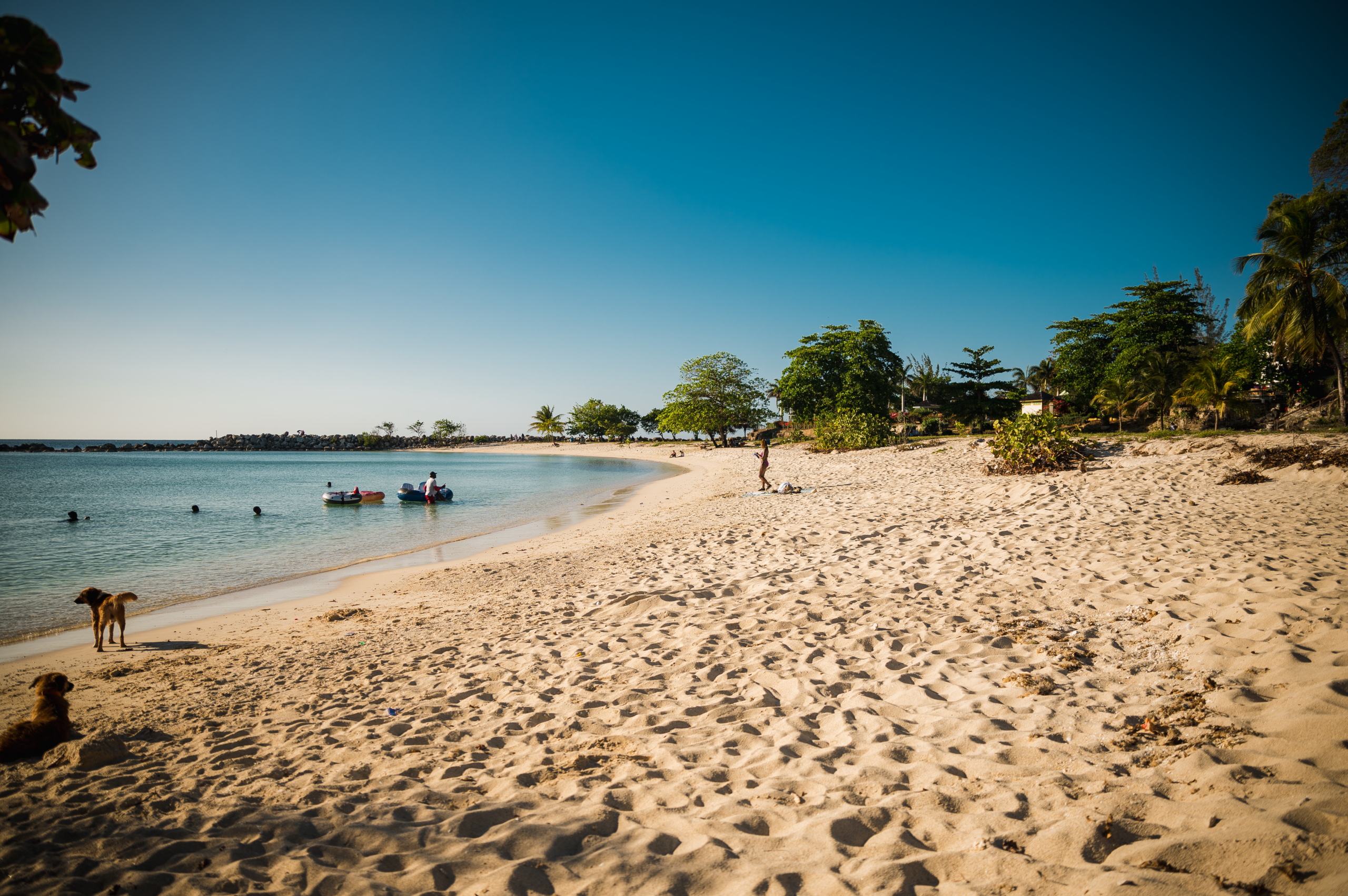 Jamaica de lujo: spas, playas y la ruta de Bob Marley (guía 2026) 2 Playa de Montego Bay en Jamaica con aguas cristalinas