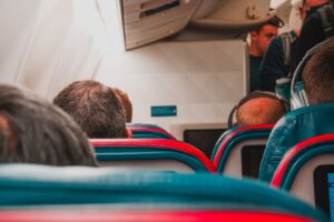 Persona usando el móvil en el asiento de un avión durante el vuelo