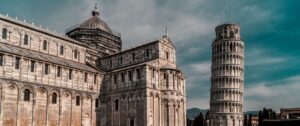 Torre inclinada de Pisa junto a la catedral, en Italia