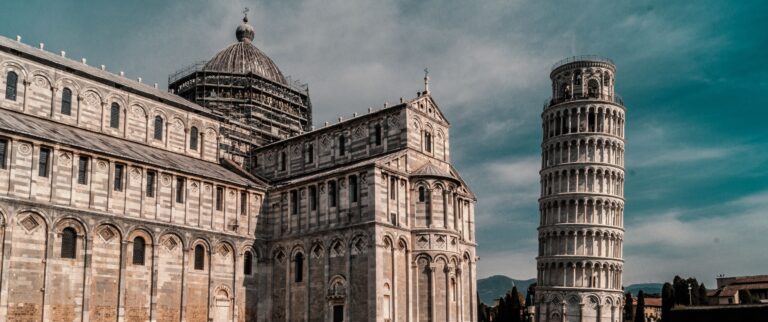 Torre inclinada de Pisa junto a la catedral, en Italia