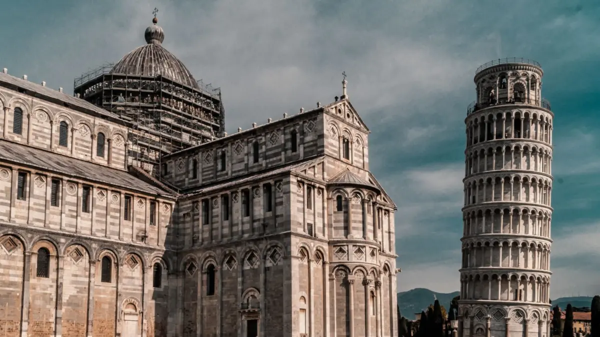 Torre inclinada de Pisa junto a la catedral, en Italia