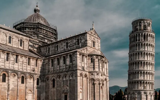 Torre inclinada de Pisa junto a la catedral, en Italia