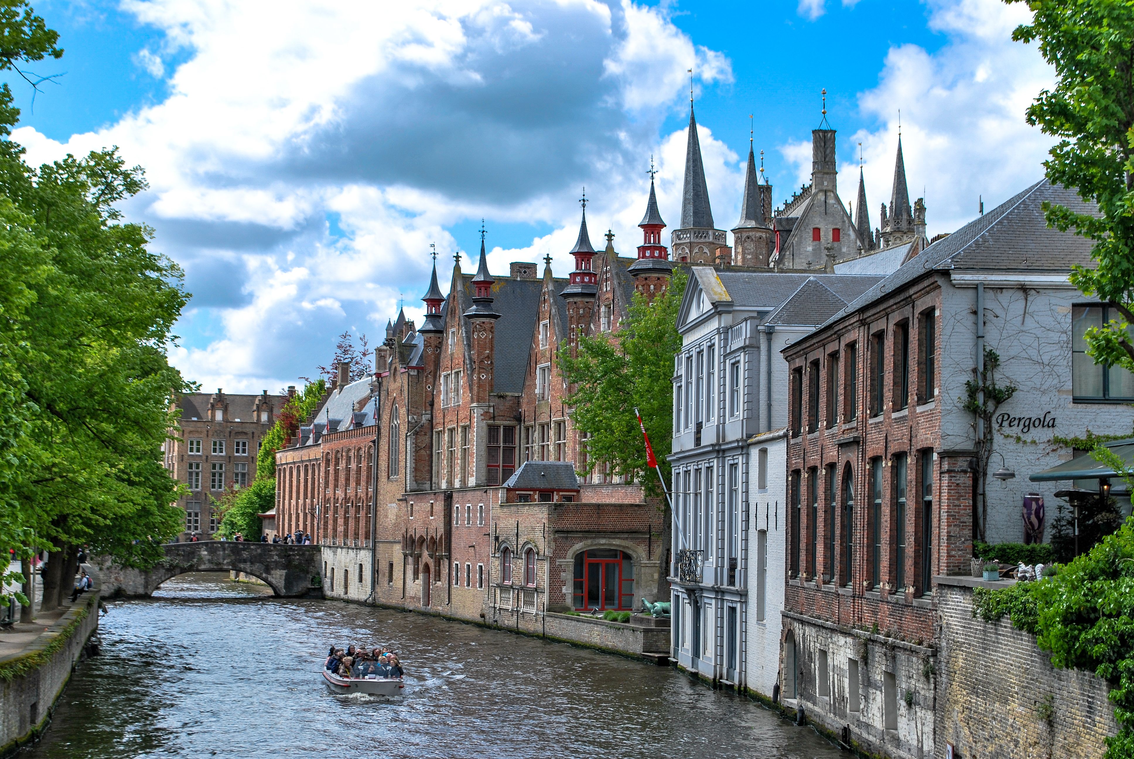 Canal y casas medievales en Brujas