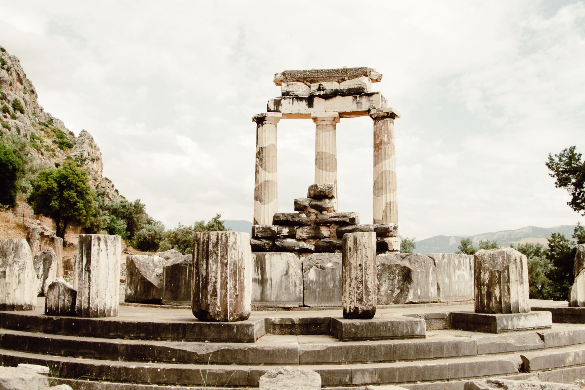 Columnas del templo en la ladera del monte Parnaso, Delfos