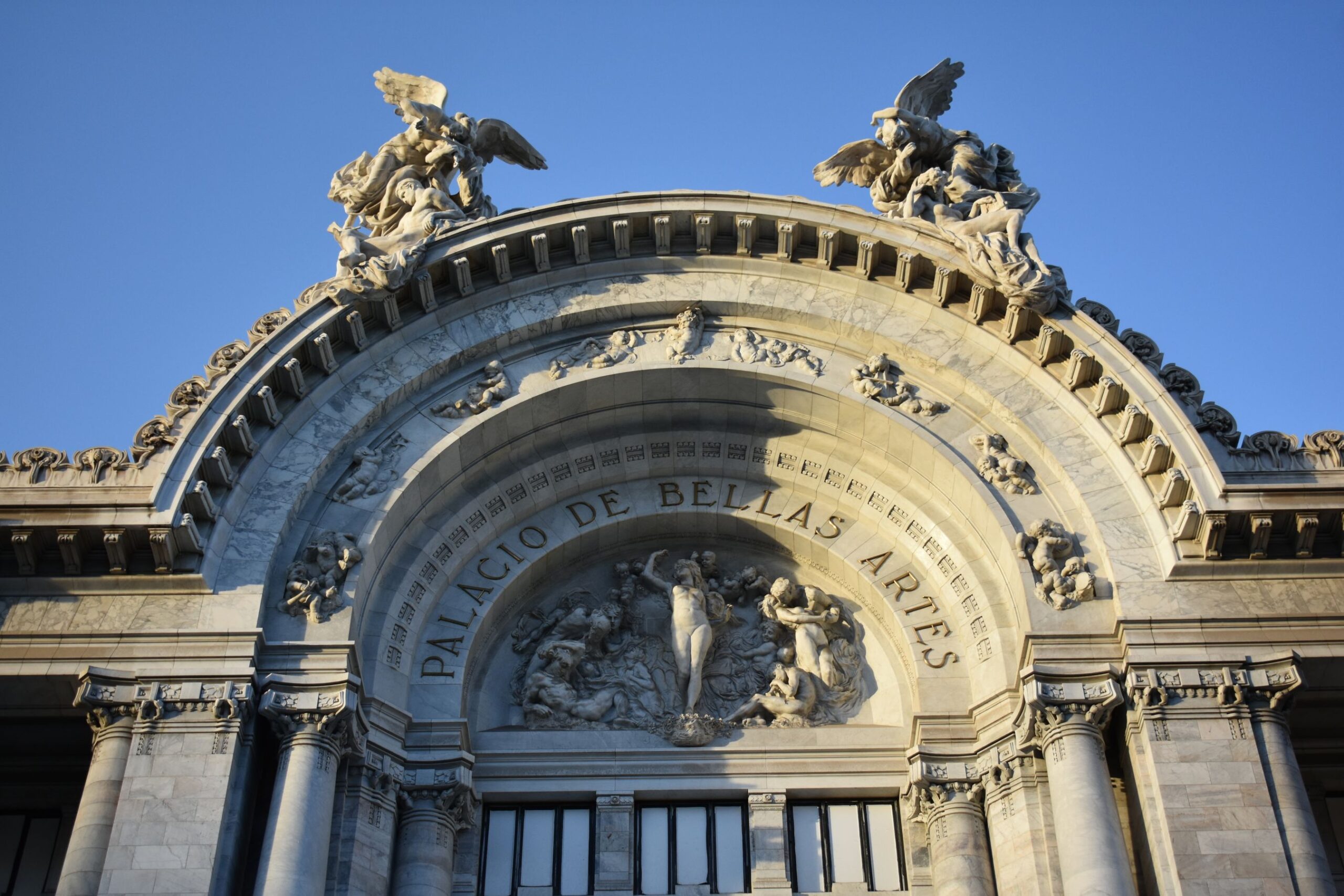 Garibaldi a Bellas Artes: ruta a pie por el Centro de CDMX 2 Fachada de mármol del Palacio de Bellas Artes en Ciudad de México
