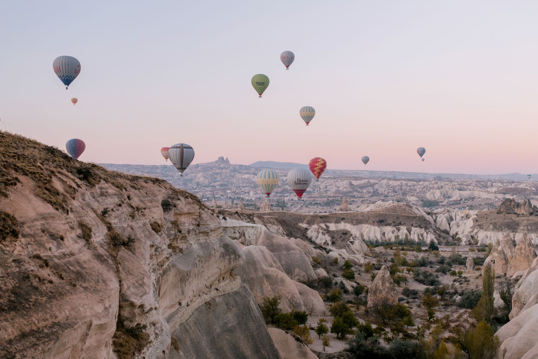 Globos aerostáticos sobrevolando las formaciones rocosas de Capadocia