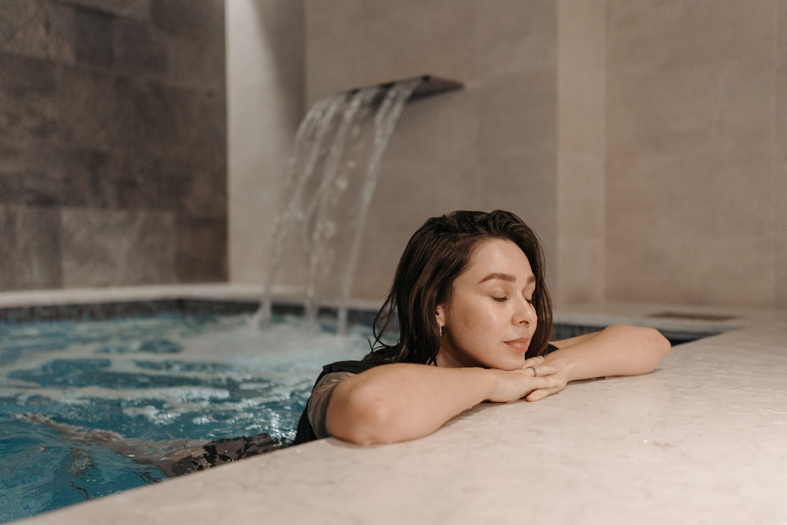 Persona relajándose en la piscina de un spa de talasoterapia