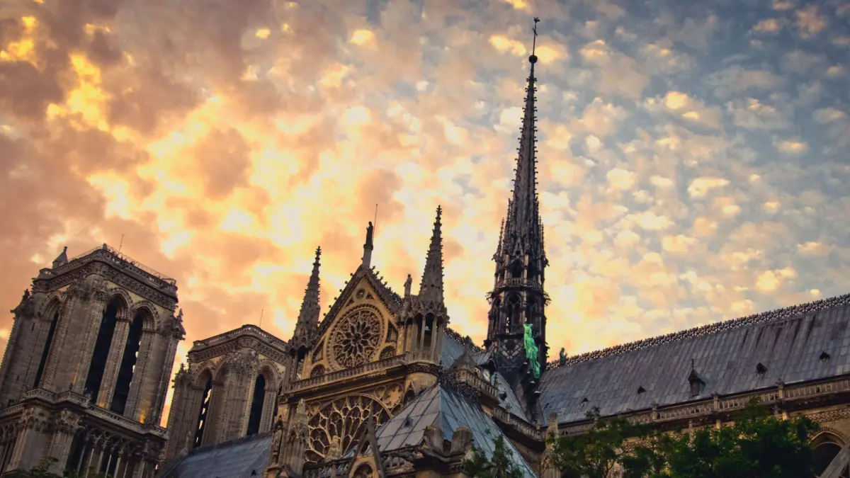Fachada gotica de Notre Dame de Paris