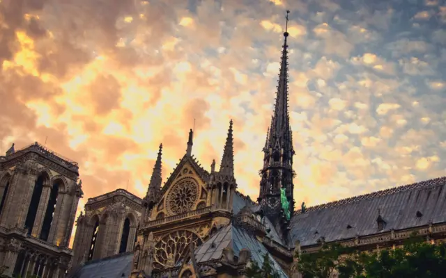 Fachada gotica de Notre Dame de Paris