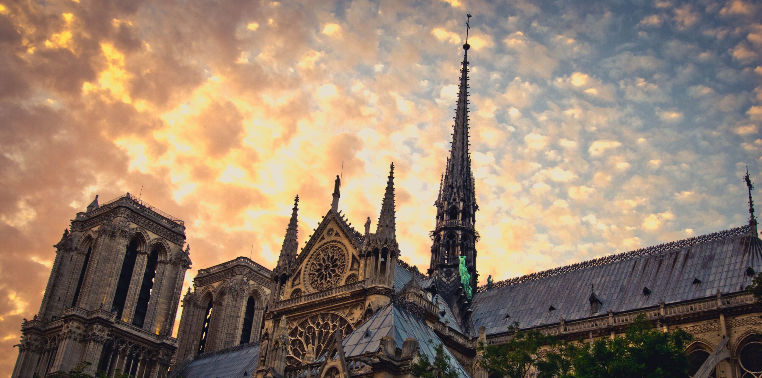 Notre Dame de Paris: historia, incendio y reapertura en 2026 1 Fachada gotica de Notre Dame de Paris
