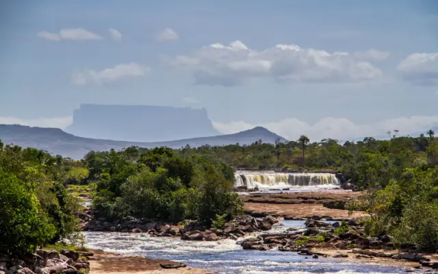 Cascada con un tepuy al fondo en el Parque Nacional Canaima, Venezuela