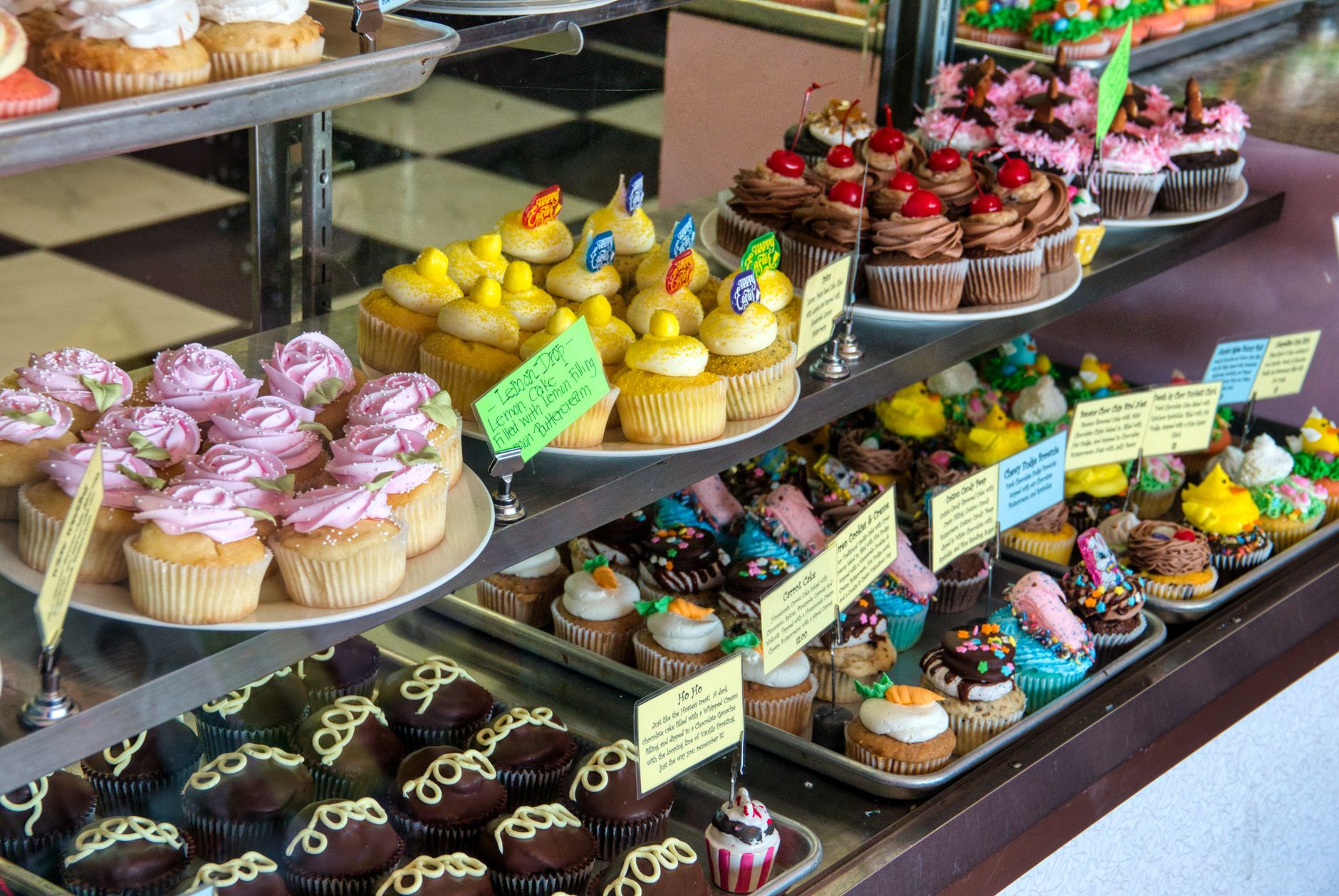Cupcakes en el mostrador de una pastelería
