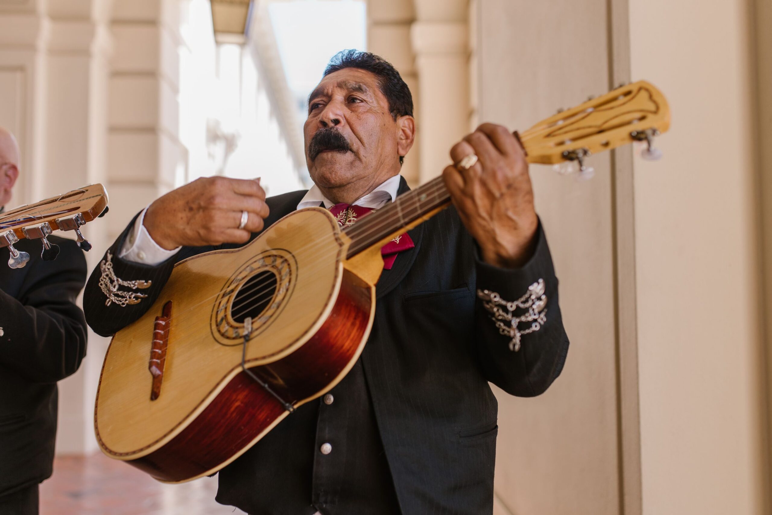 Garibaldi a Bellas Artes: ruta a pie por el Centro de CDMX 1 Músico mariachi tocando la guitarra en una plaza de México