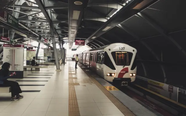 Interior de una terminal del Aeropuerto Internacional de Kuala Lumpur