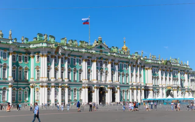 Fachada del Museo del Hermitage en San Petersburgo bajo un cielo despejado