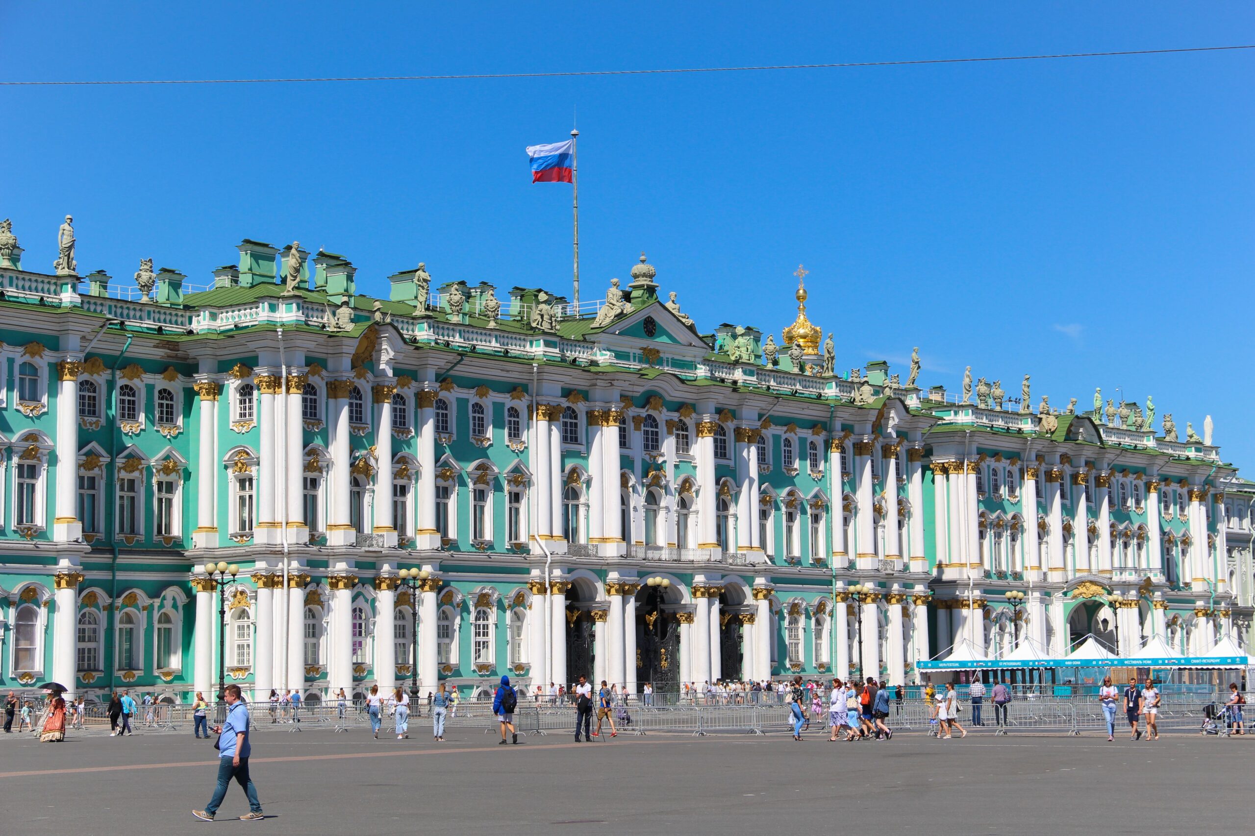 Fachada del Museo del Hermitage en San Petersburgo bajo un cielo despejado