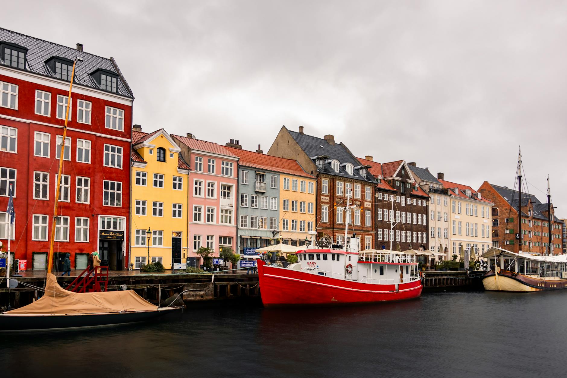 Copenhague en 2026: guía con criterio de la capital más ciclista, gastronómica y «hygge» de Europa 1 Vista panorámica de Nyhavn con barcos y fachadas de colores