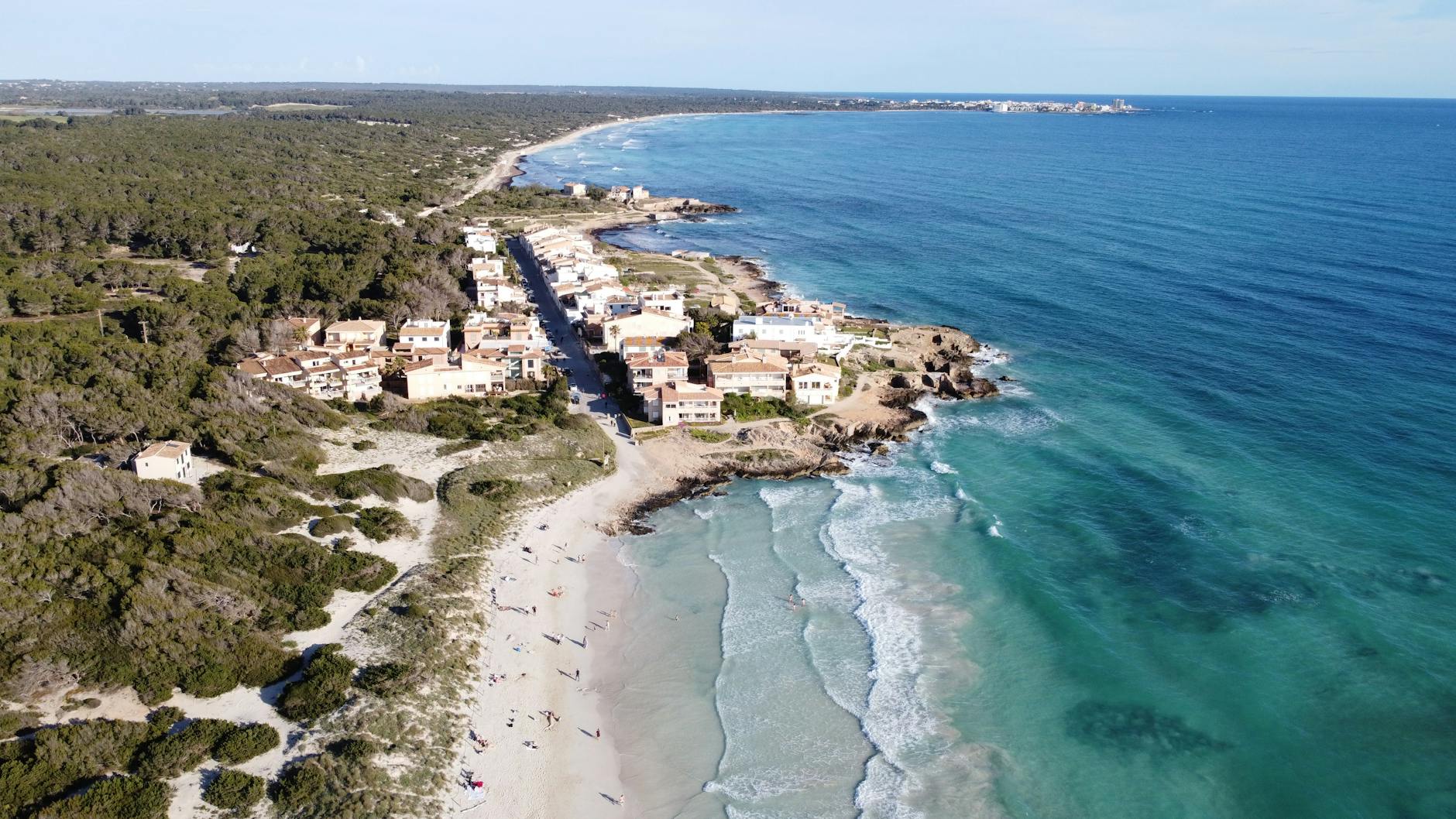 Vista aérea de la playa de Es Trenc en Mallorca con aguas turquesas