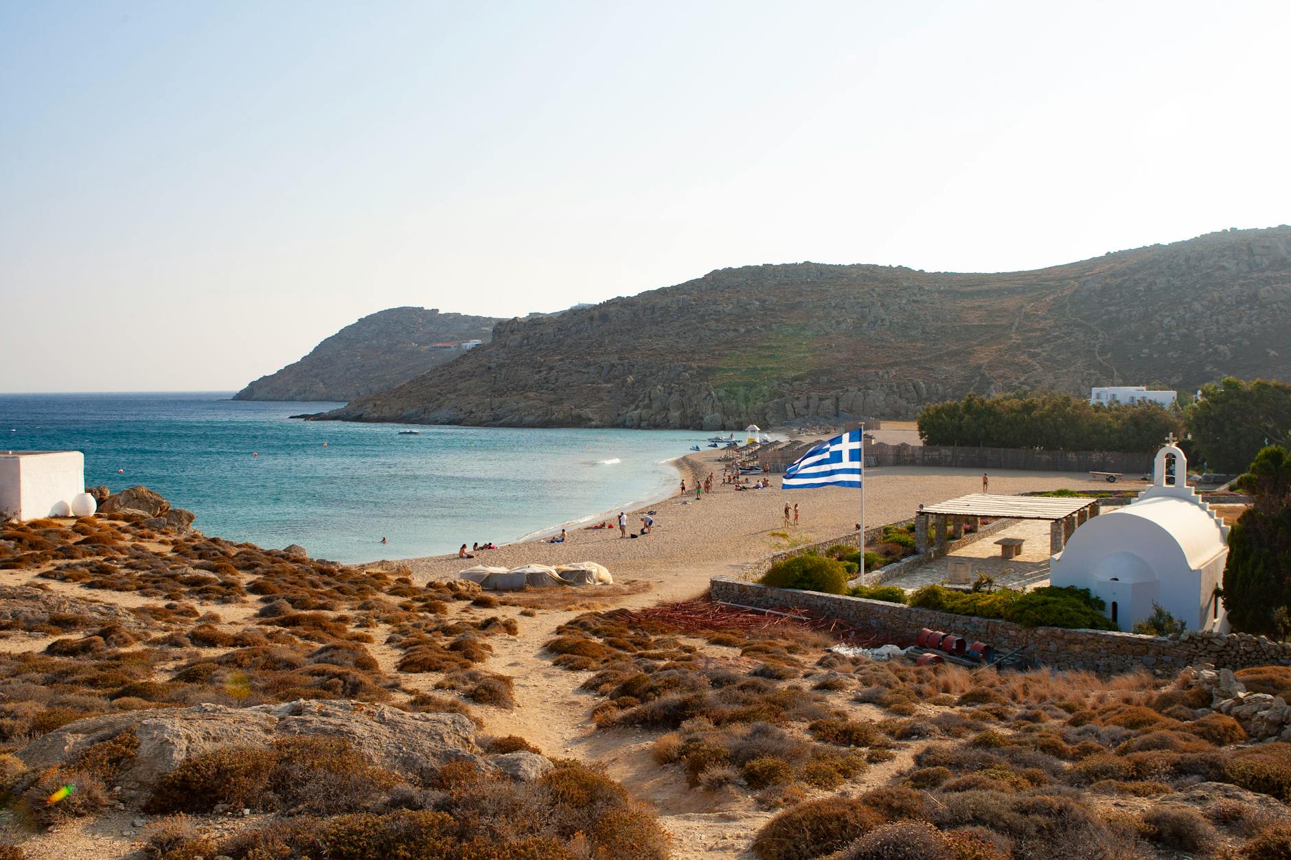 Playa en Mykonos con bandera griega
