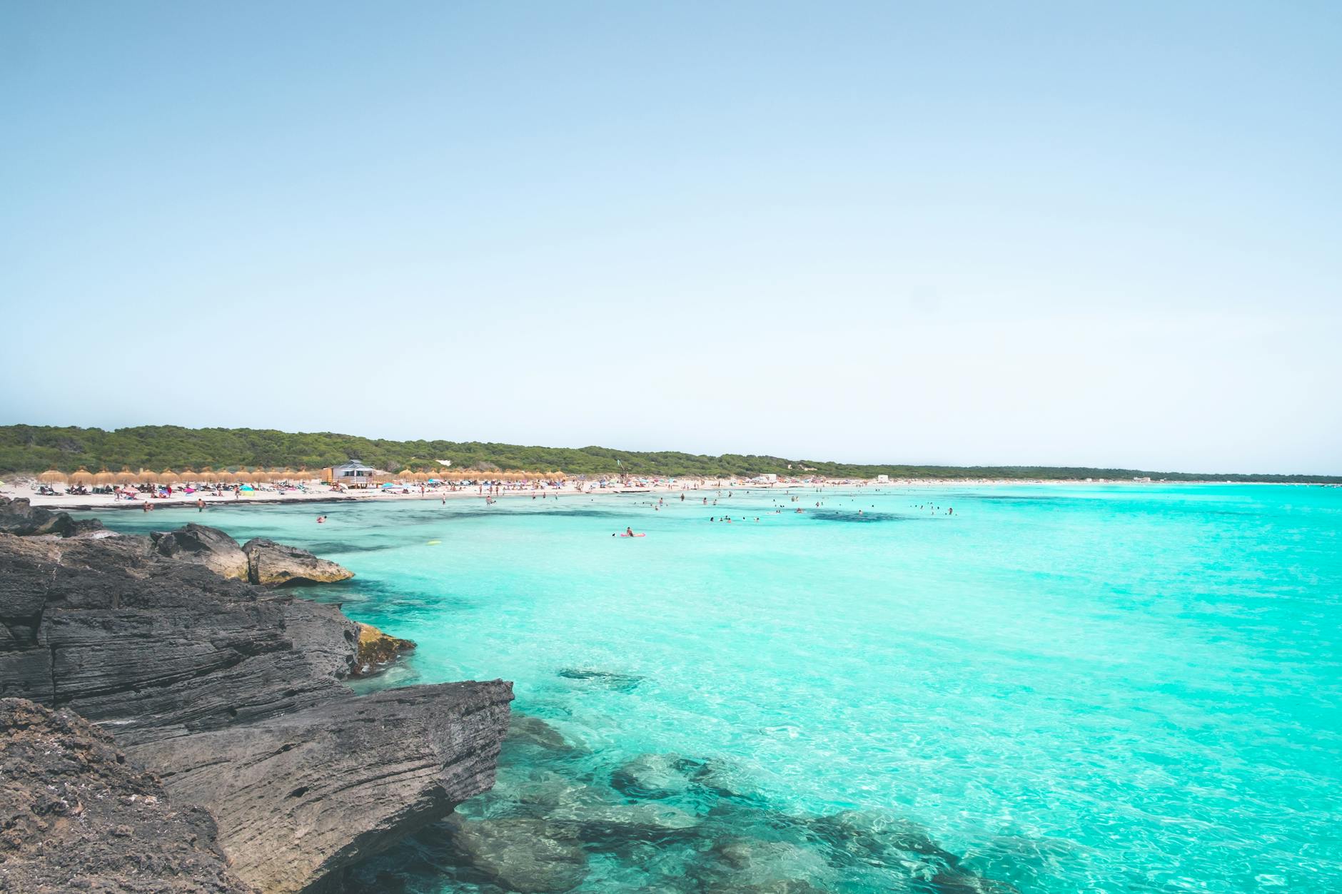 Playa idílica con aguas turquesas en el Mediterráneo