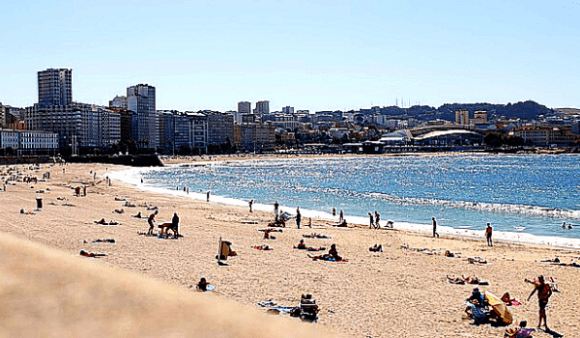 5 destinos económicos con playa canina en España 3
