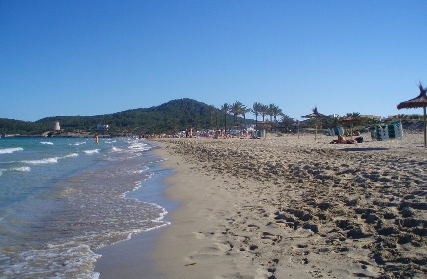 6 planes para disfrutar de la Playa Den Bossa, la más famosa de Ibiza