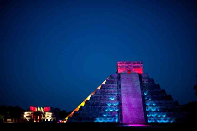 Descubre el mundo Maya de noche en Yucatán