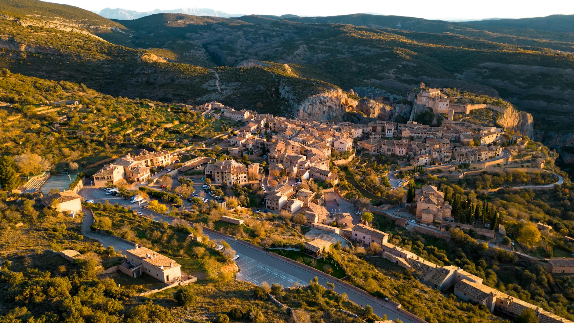 Barranquismo en España: los 6 mejores lugares y guía completa para empezar 2 Vista aérea de Alquézar, base principal del barranquismo en la Sierra de Guara