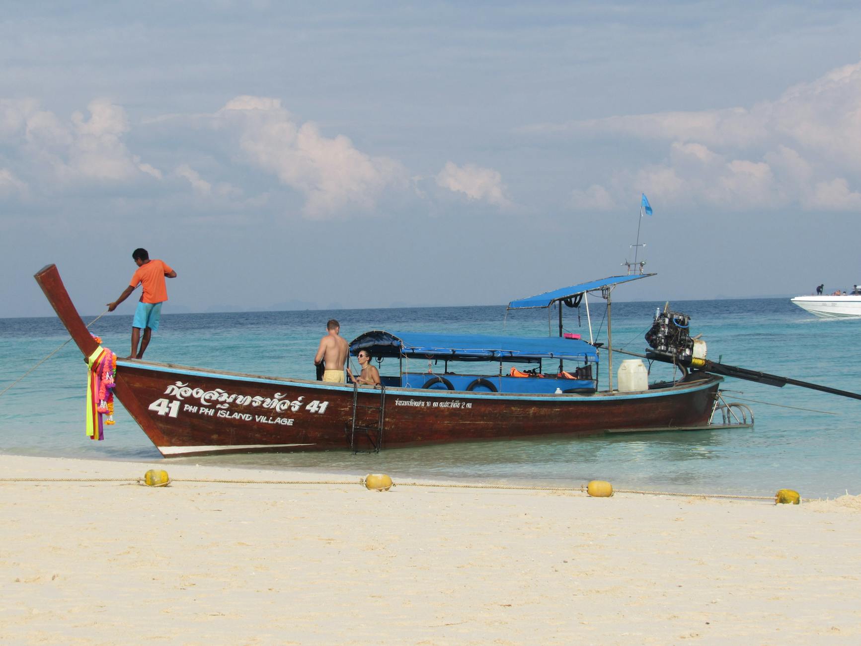 Long tail boat tradicional en las islas Phi Phi, Tailandia