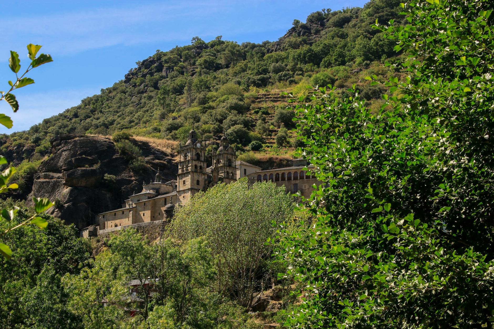 Monasterio tradicional del norte de España rodeado de bosque, con la misma estetica rural que Roncesvalles.