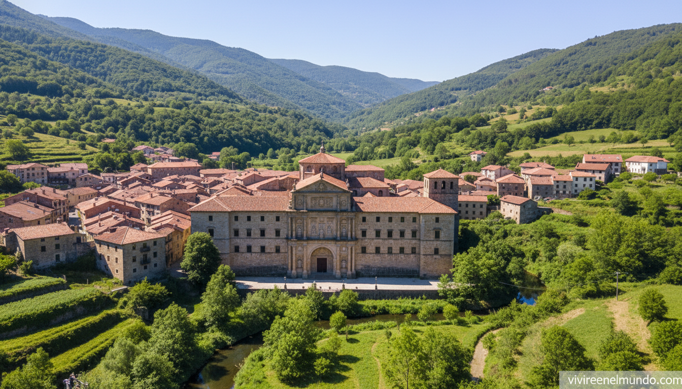 Vista del pueblo de Oñati con la Universidad de Sancti Spiritus y las montañas verdes de Gipuzkoa al fondo