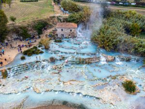 Vista aérea de las aguas termales de Saturnia con sus terrazas calcáreas y agua turquesa