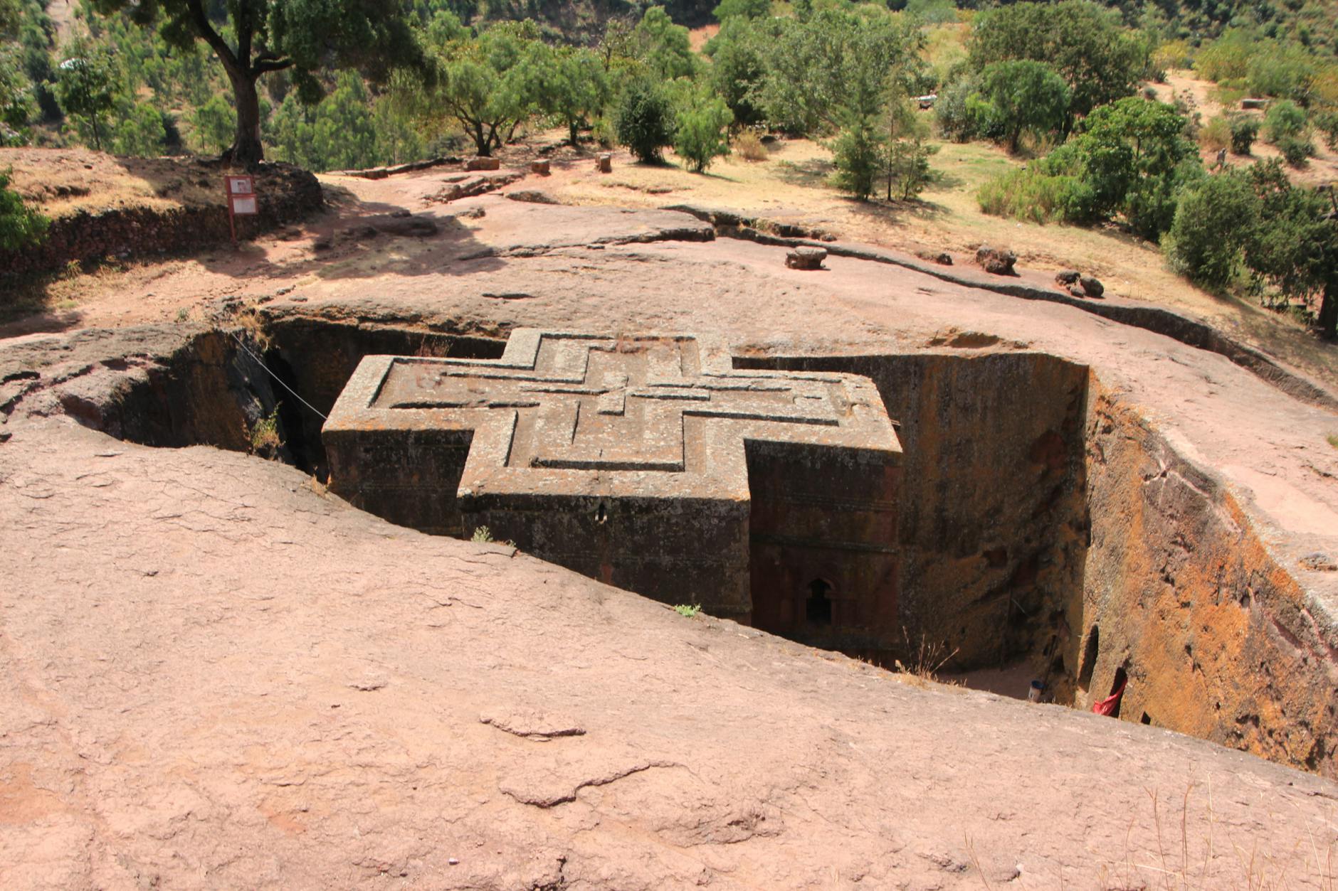 Vista aérea de la icónica iglesia rupestre de San Jorge tallada en roca en Lalibela, Etiopía