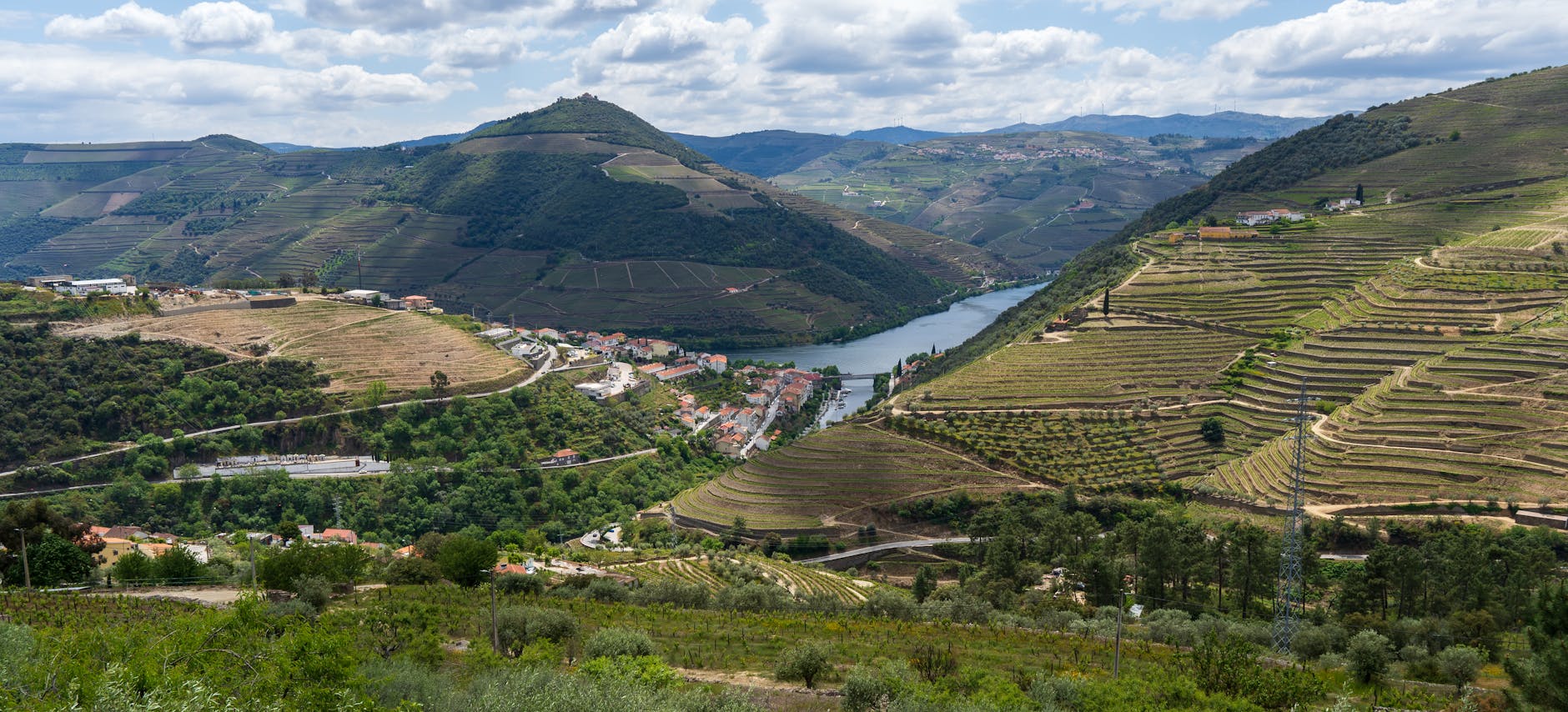 Portugal en 2026: la guía definitiva del país que todo viajero español debería conocer (mejor que nunca) 5 Viñedos en terrazas del valle del Duero con el río