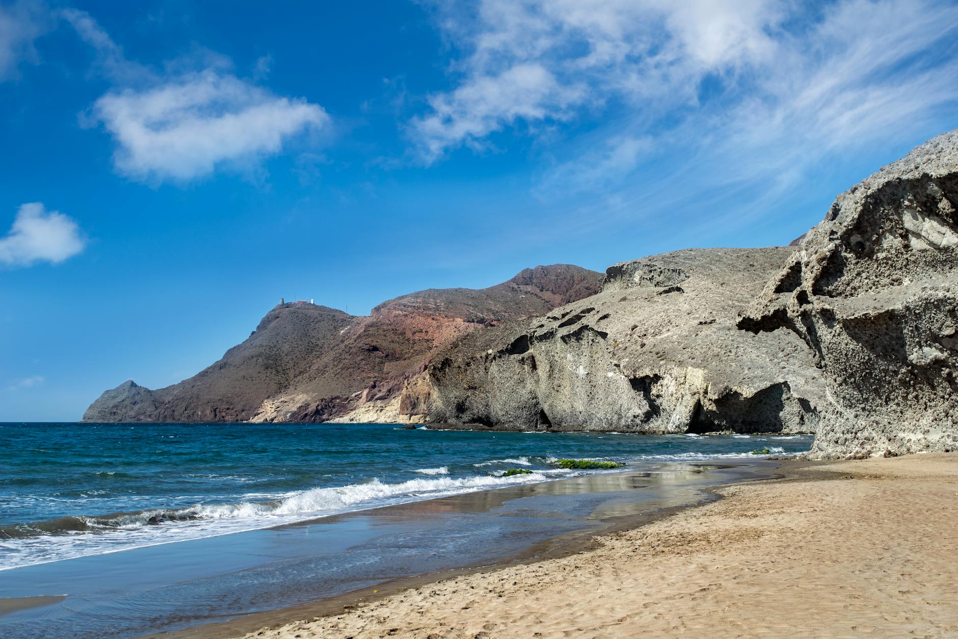 Acantilados y playa virgen del Parque Natural Cabo de Gata bajo cielo azul
