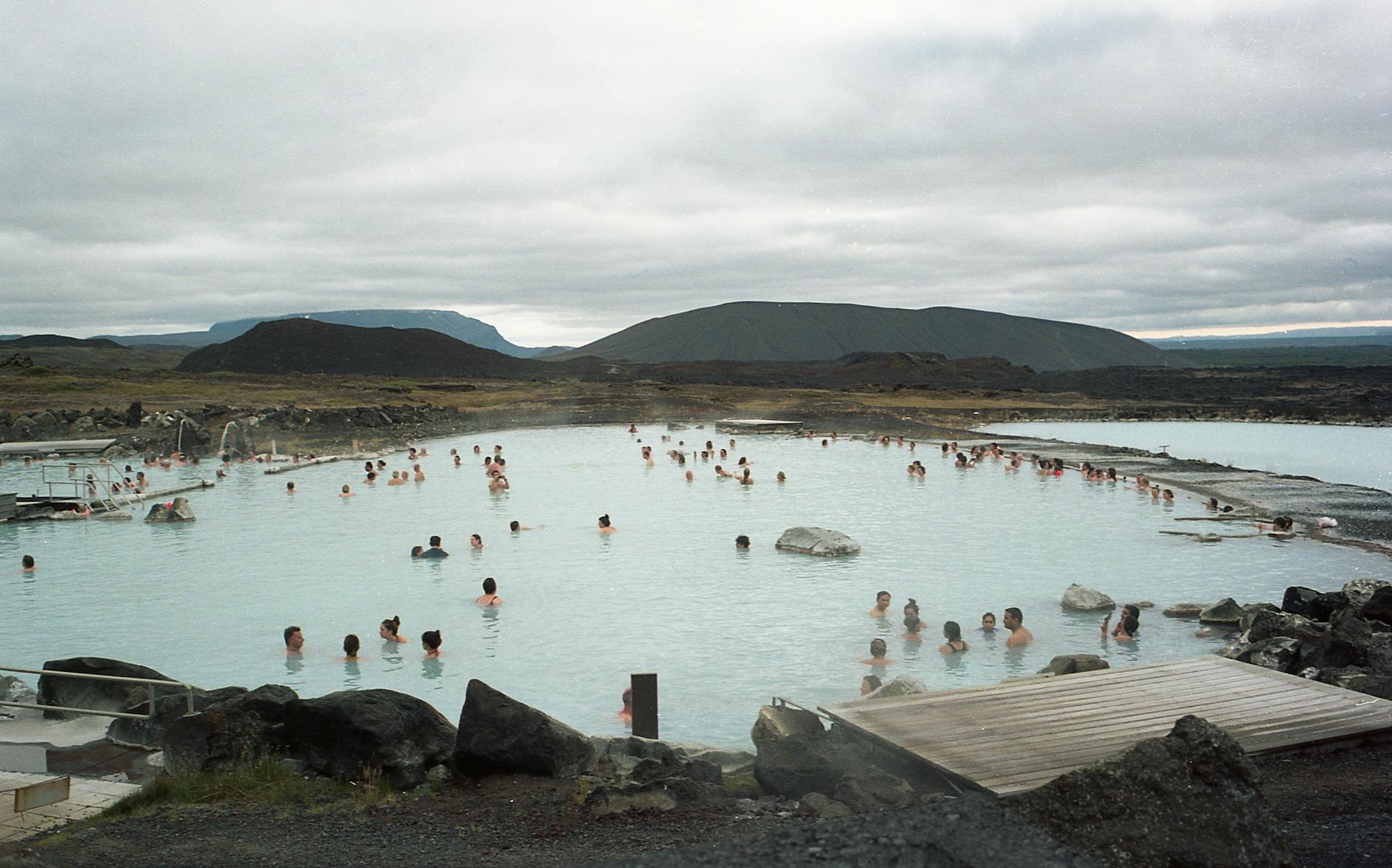 Visitantes disfrutando de un spa geotermal natural en Reykjavík, Islandia