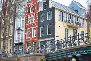 Bicicletas junto a un canal en Ámsterdam al atardecer