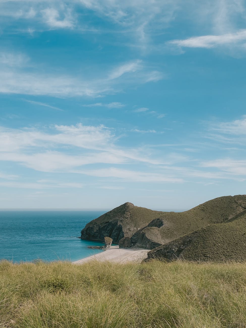 Sendero litoral del Parque Natural Cabo de Gata entre prados y acantilados con el Mediterráneo al fondo