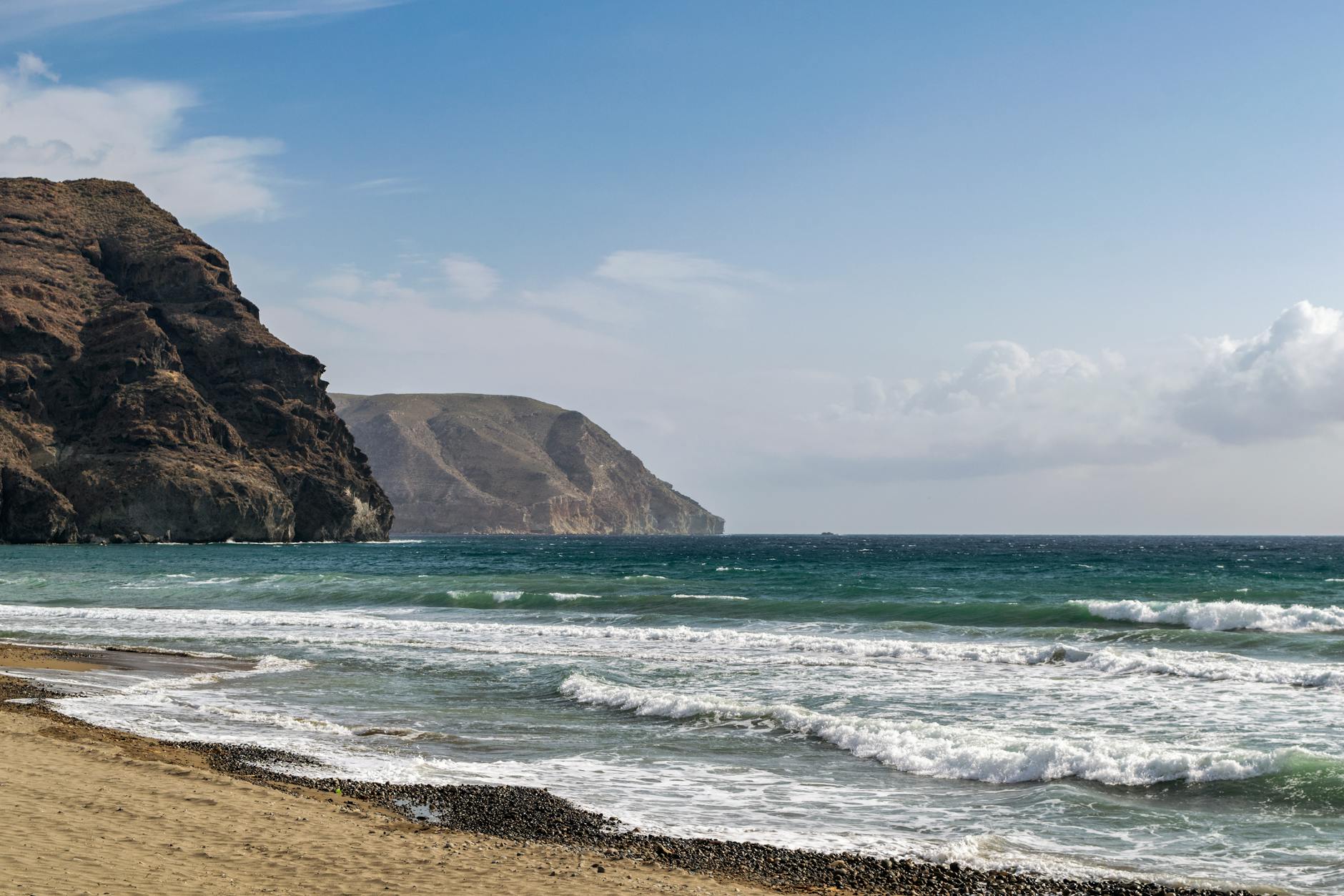 Playa de Las Negras con colinas volcánicas en Cabo de Gata, Almería