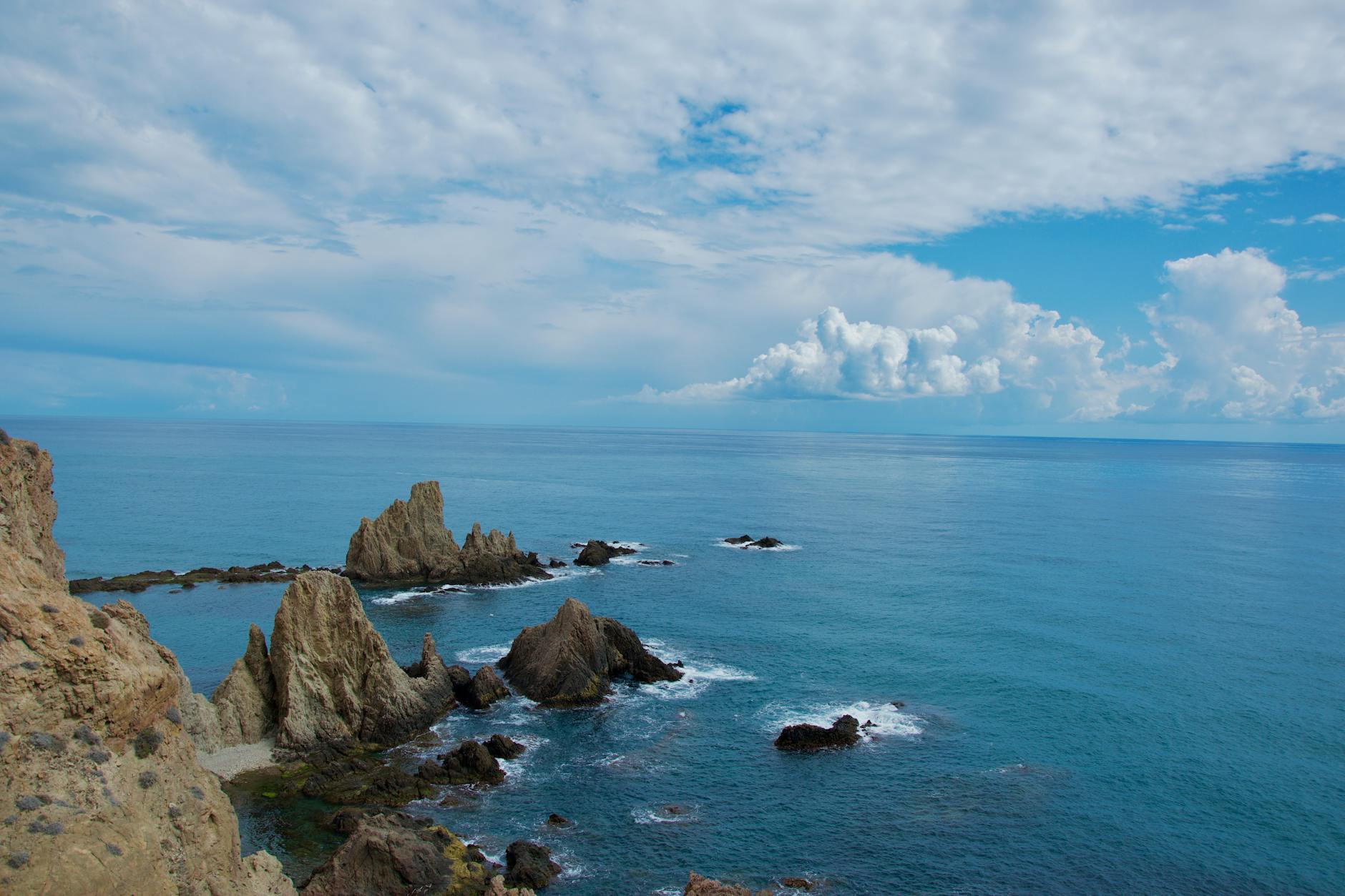 Mirador de las Sirenas en Cabo de Gata, acantilados volcánicos sobre el mar Mediterráneo azul