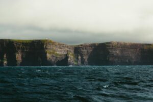 Vista panorámica de los Acantilados de Moher en Irlanda con el Atlántico de fondo
