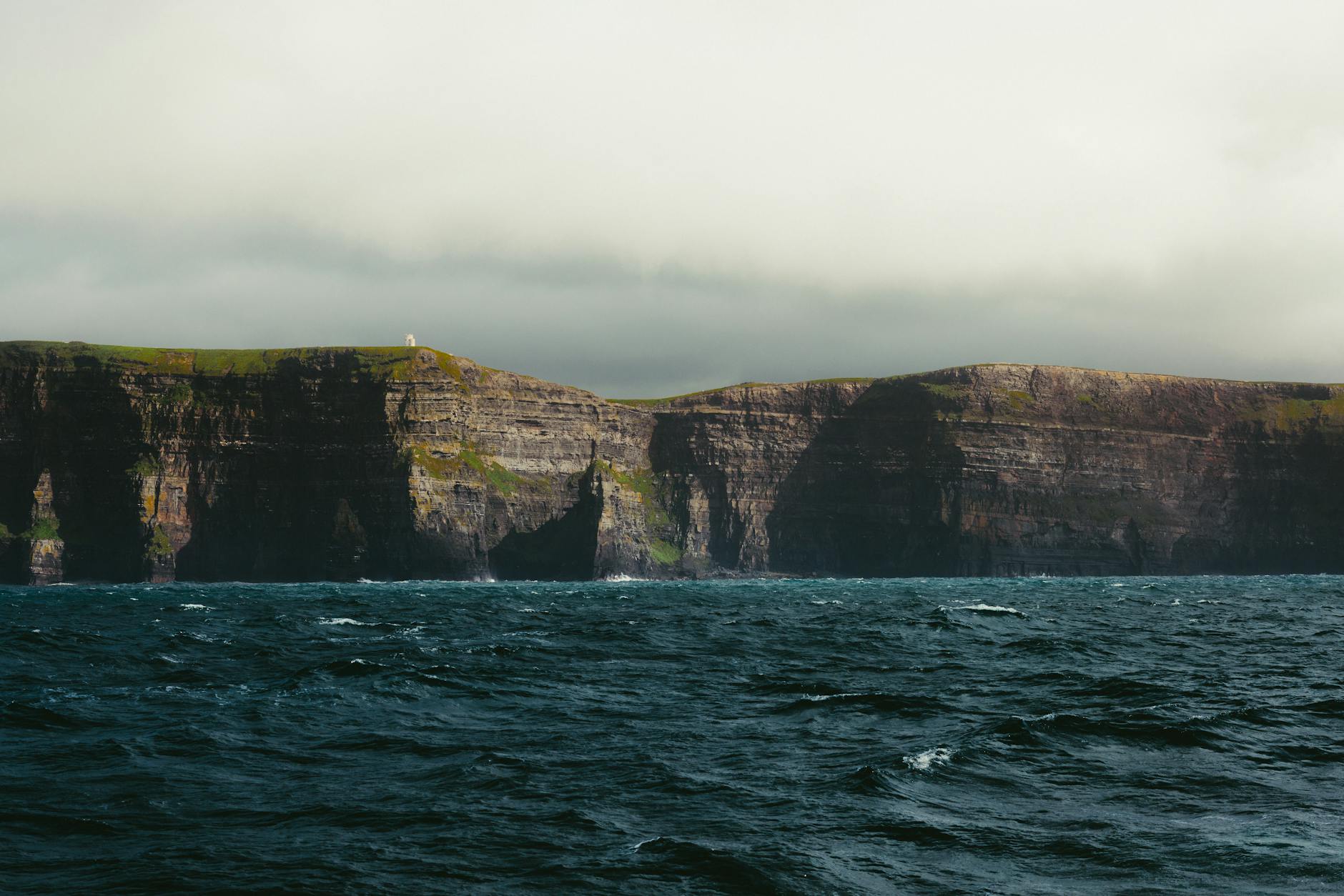 Vista panorámica de los Acantilados de Moher en Irlanda con el Atlántico de fondo