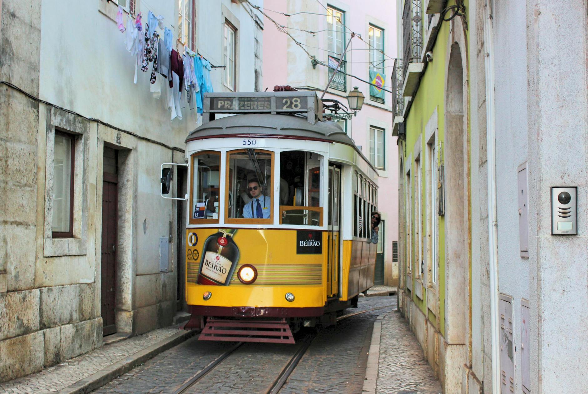 Portugal en 2026: la guía definitiva del país que todo viajero español debería conocer (mejor que nunca) 1 Tranvía 28 de Lisboa en las calles de Alfama