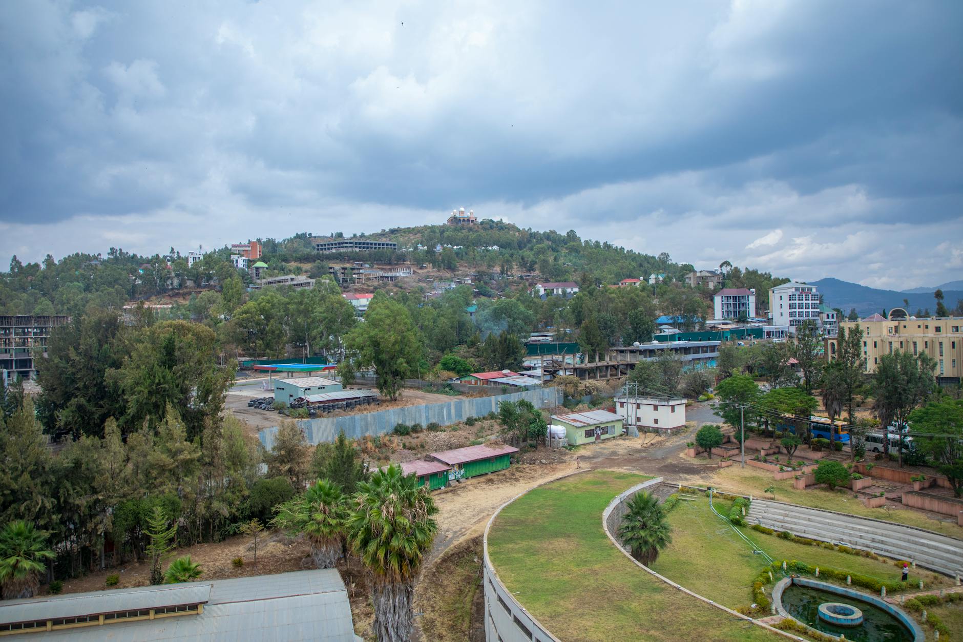 Vista aérea de Gondar, Etiopía, con vegetación exuberante y arquitectura histórica
