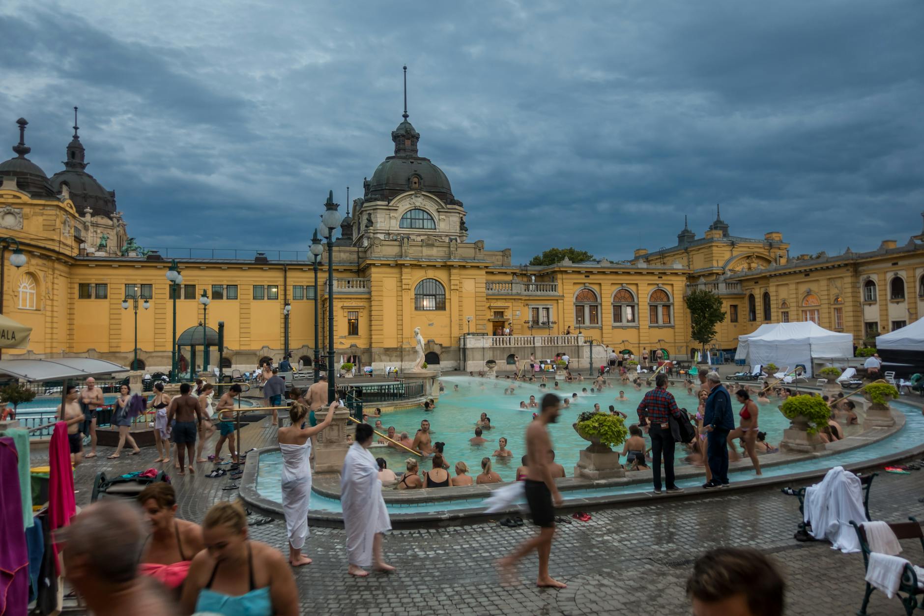 Baños termales Széchenyi de Budapest con su arquitectura histórica y piscinas exteriores